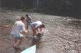 Et une tentative de noyade sur Pinuche. 
Mef, il n'a pas l'habitude de boire de l'eau