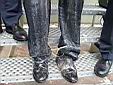 Pas facile de descendre les marches les jambes entraves