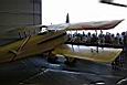 Foule devant le hangar